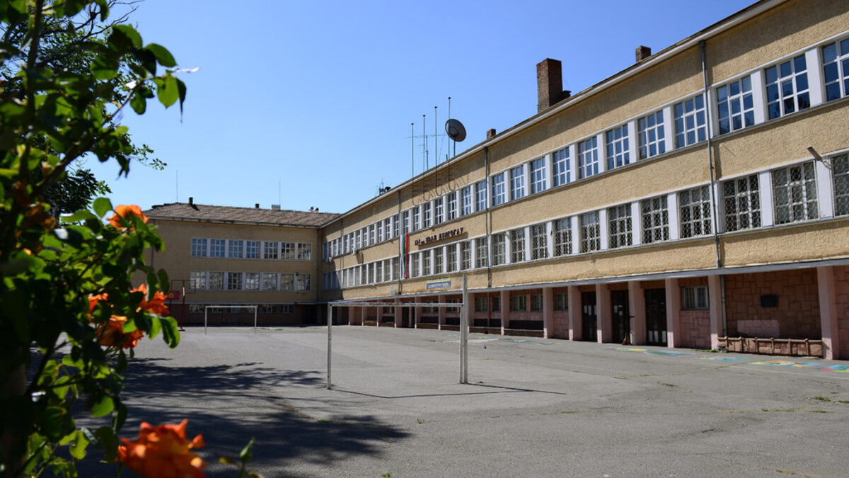 Минималната учителска заплата става 1853 лв. Минималната учителска заплата става 1853 лв.