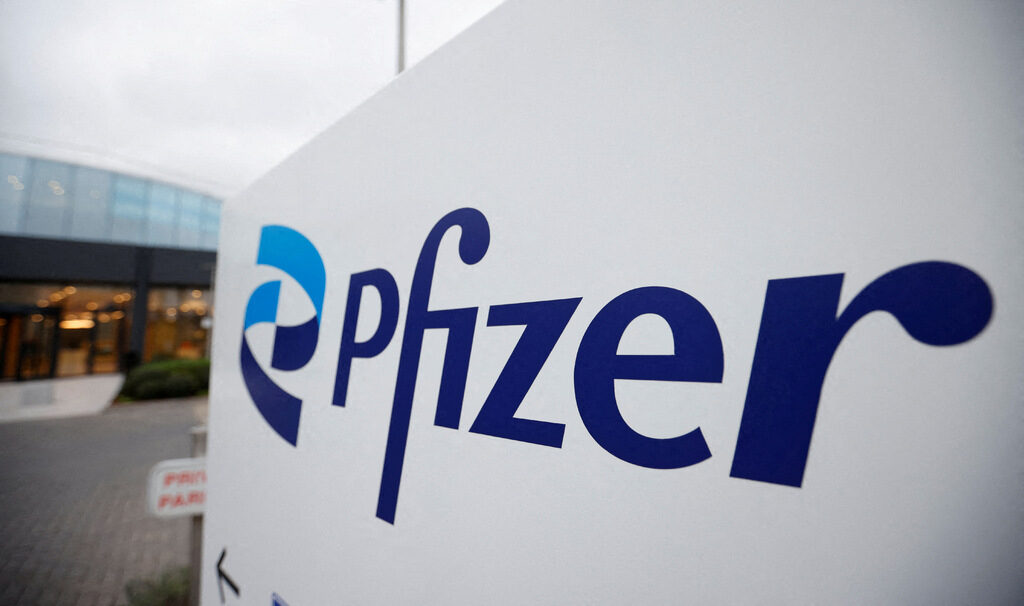 Логото на компанията Pfizer пред офиса на Pfizer в Пуурс, Белгия