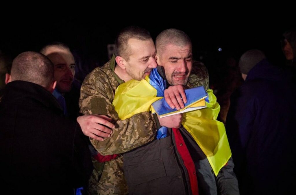 "230 наши хора: 213 войници и сержанти, 11 офицери, 6 цивилни - днес се прибраха. Благодаря на всички, които имат заслуга за този резултат. Помним всеки един. И трябва да върнем всички." – Володимир Зеленски, 3 януари 2024 г.