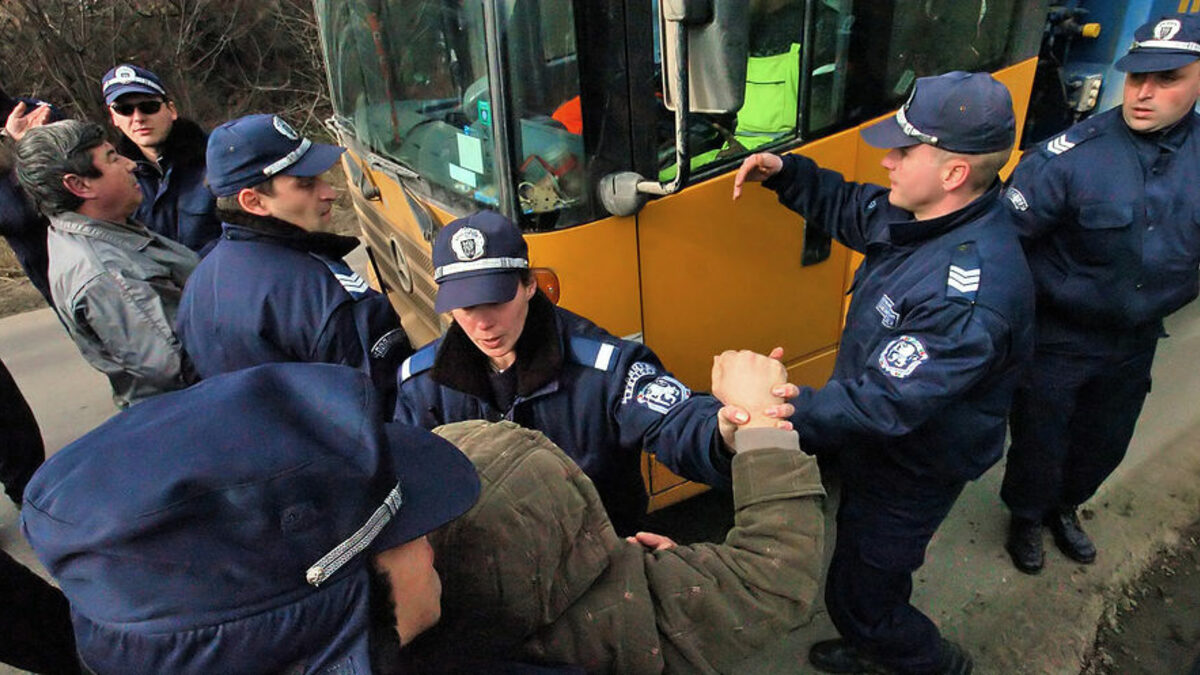 Протестиращите жители на Суходол в неделя отново влязоха в словесен и директен сблъсък с изпратените в района десетки полицаи. Дошлите с 8 коли джипове и патрулки полицейски служители разгониха стачкуващите суходолци от пътя на камионите със смет