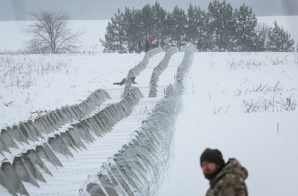 Украински военнослужещи проверяват новопостроени противотанкови укрепления близо до руската граница в Черниговска област. Украйна, 10 януари 2024 г.