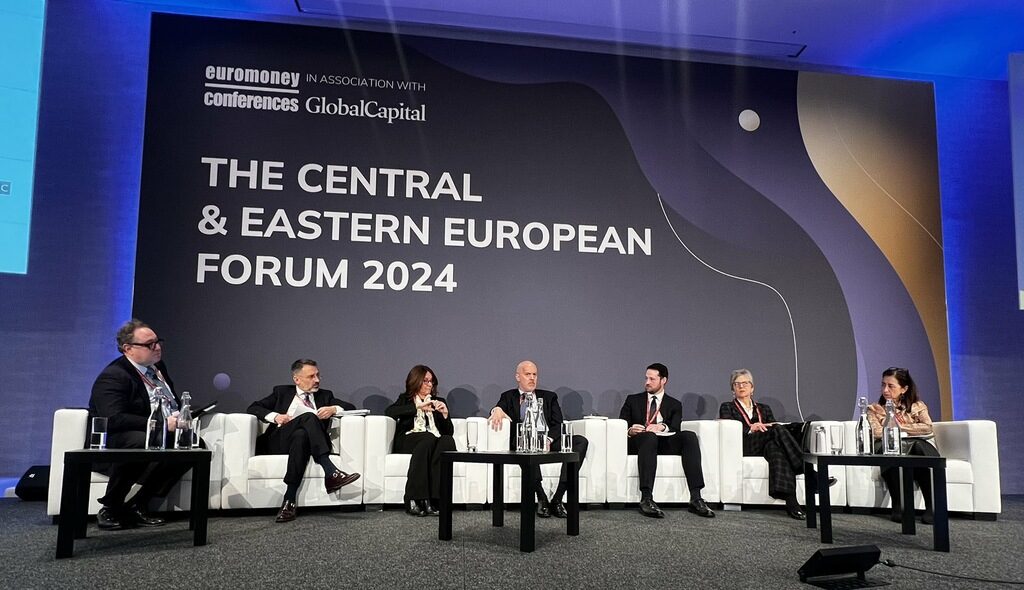 (от ляво надясно): Тоби Филдс, управляващ директор в "GlobalCapital", Емил Ангелов, зам.-председател на управителния съвет и главен изпълнителен директор в "Главболгарстрой Холдинг", Алесия Берарди, ръководител "Emerging Macro and Strategy" в "Amundi Institute", Джеф Готлиб, постоянен представител за ЦИЕ на Международния валутен фонд, Лиъм Пийч, старши икономист "Emerging Markets" в "Capital Economics", Шарлот Руе, управляващ директор на Европейска банка за възстановяване и развитие за Централна и Югоизточна Европа, Пилар Солано, ръководител на Европейската инвестиционна банка за Централна и Югоизточна Европа