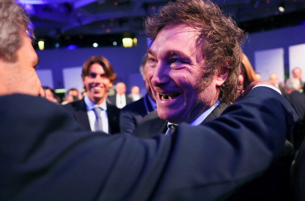 Президентът на Аржентина Хавиер Милей и министърът на икономиката Луис Капуто се поздравяват по време на 54-ата годишна среща на Световния икономически форум в Давос, Швейцария, 17 януари 2024 г.