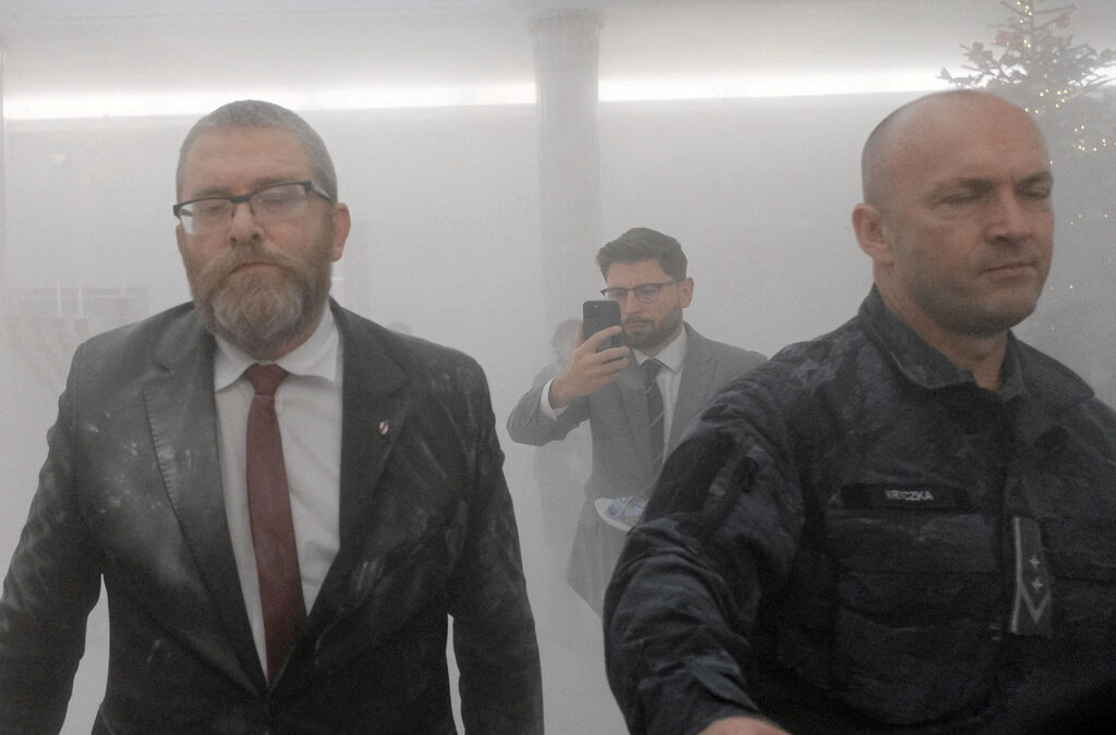 Извеждането на Гжегож Браун от сградата на полския парламент след като е използвал пожарогасител, за да изагаси свещите за Ханука. 12 декември 2023 г.