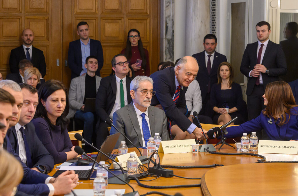 Парламентът избира членове на важните органи в държавата, когато постигне договорка за конкретните имена.