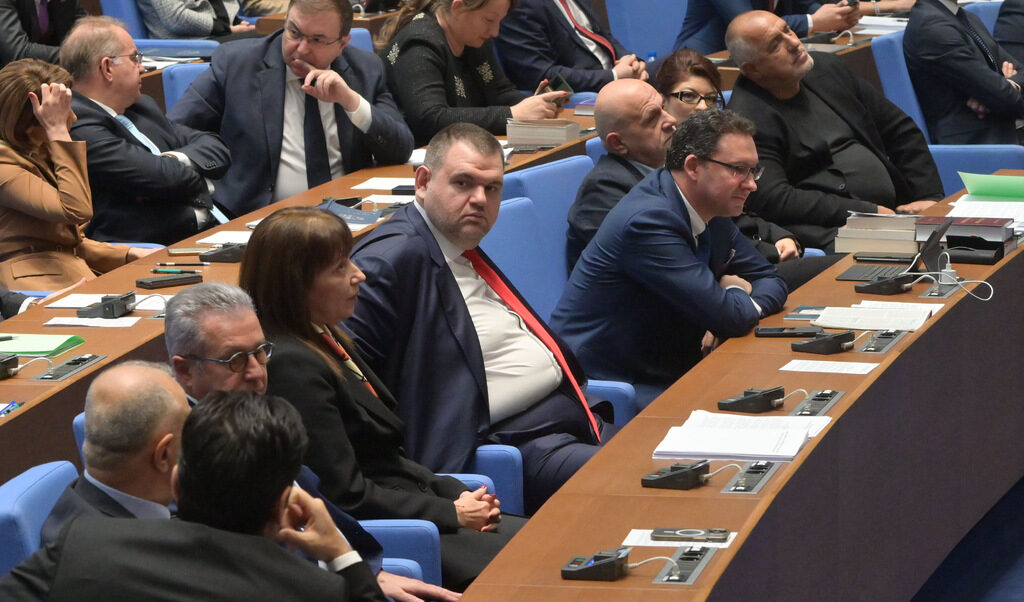 Идеята е да се демонстрира, че не може да има политически сили, които да са проевропейски ориентирани и същевременно да са достатъчно чисти от корупция.