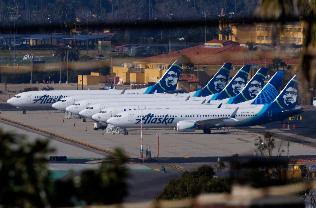 Търговските самолети на Alaska Airlines на летището в Сан Диего, Калифорния. САЩ, 18 януари 2024 г.
