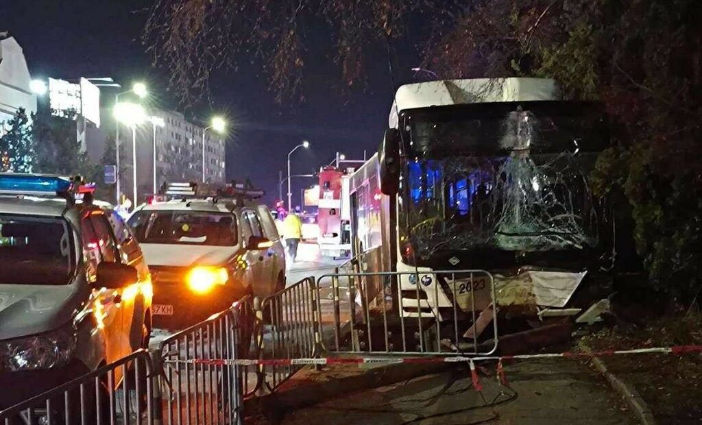 Спасена от ампутация е ръката на пострадала при катастрофата с автобус в София жена