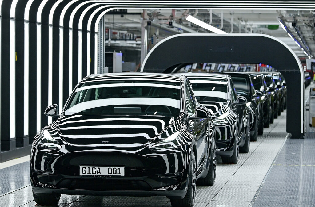 Автомобилите Model Y на церемонията по откриването на новата Tesla Gigafactory за електрически автомобили в Грюнхайде. Германия, 22 март 2022 г.