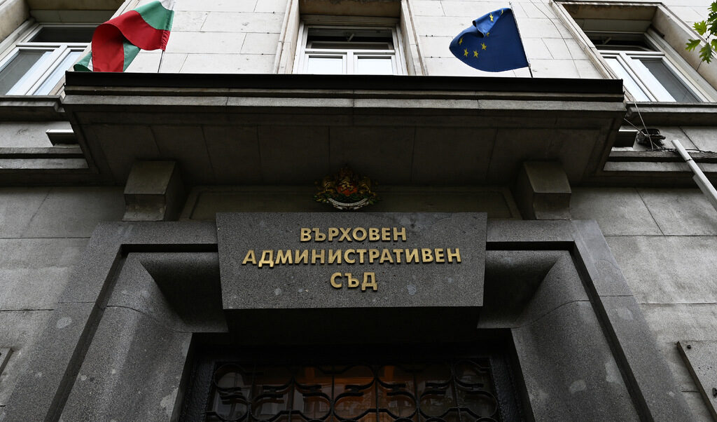 Смущаващи решения са постановени по дела с обществена значимост, като например делото за отнемане на лиценза на КТБ.