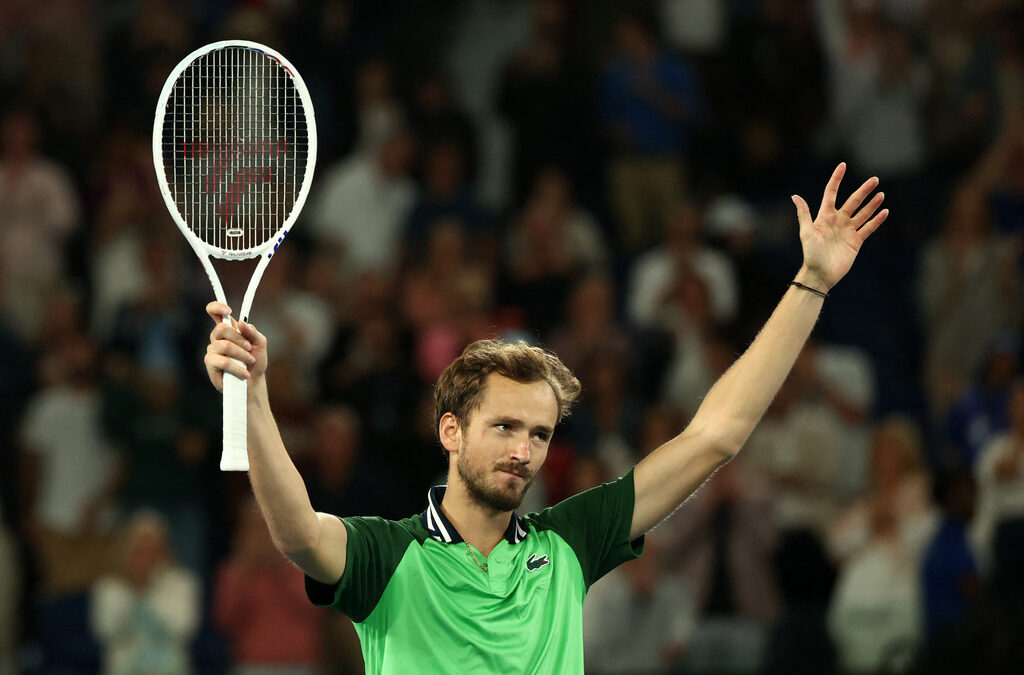 Медведев обърна Зверев в зрелищен петсетов мач и достигна до финала в Australian Open