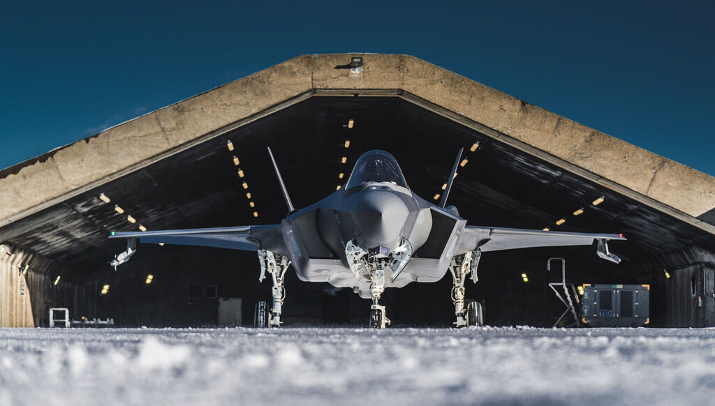 Норвежки F-35 Lightning II, които страната изпрати през 2020 г. в Исландия в базата "Кефлавик" за контрол на въздушното пространство, защото островната страна няма собствени военновъздушни сили.