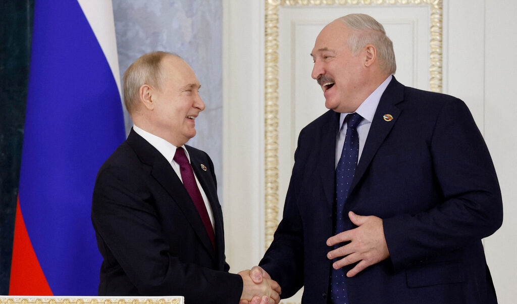 Руският президент Владимир Путин и президентът на Беларус Александър Лукашенко по време на среща на Висшия държавен съвет на Съюзa Русия-Беларус в Санкт Петербург. 29 януари 2024 г.