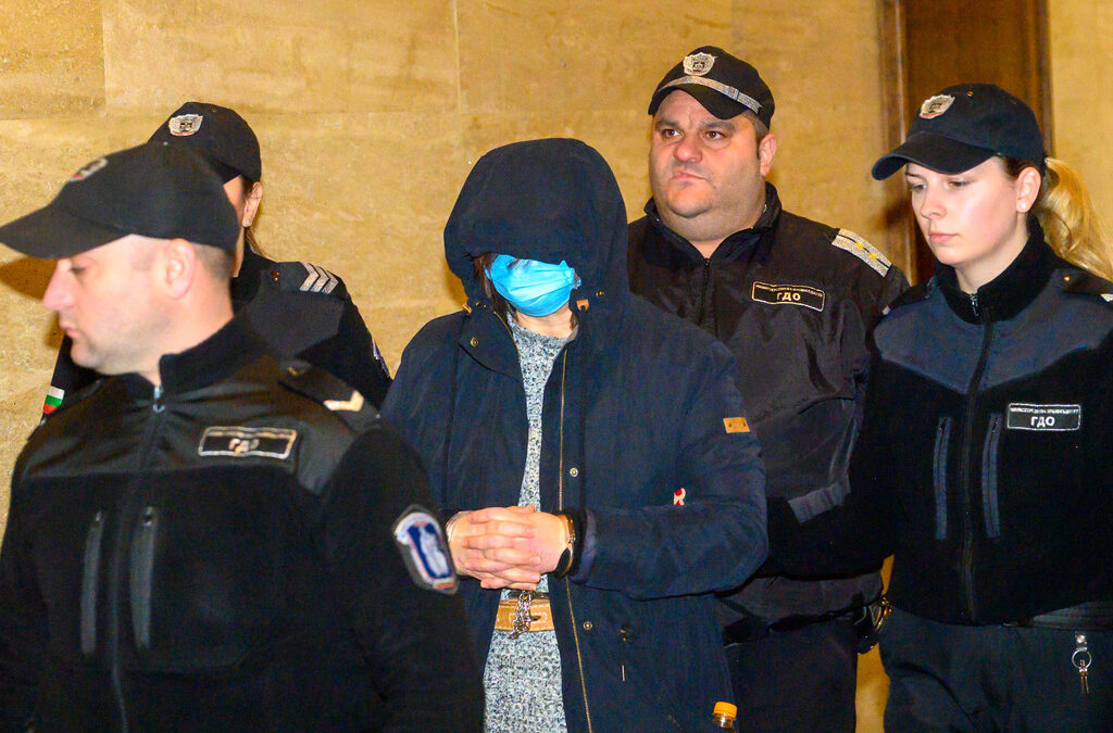 Майката и дъщерята, обвинени за убийството на Пейо Пеев, отиват на съд Майката и дъщерята, обвинени за убийството на Пейо Пеев, отиват на съд