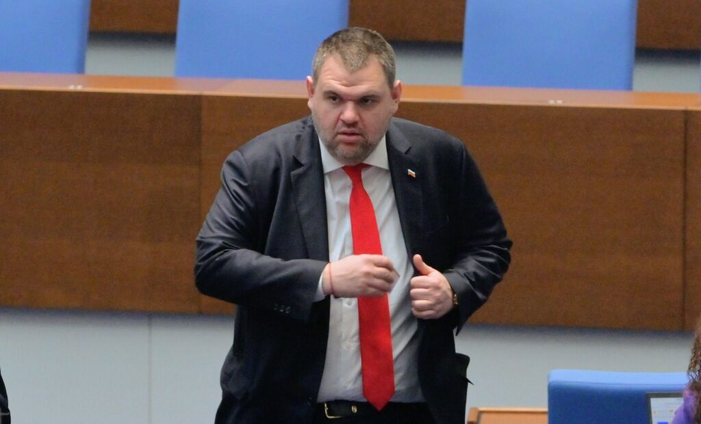 Предозиране: Пеевски обяви, че няма да работи с несъздадена партия на Румен Радев