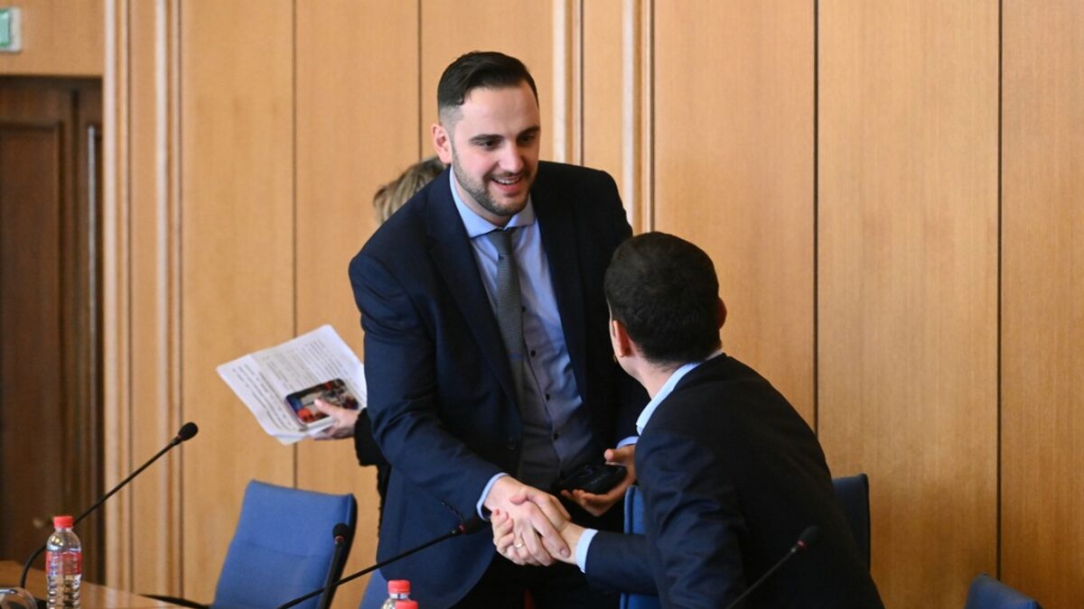 Петров се поздравява с кмета на София Васил Терзиев.