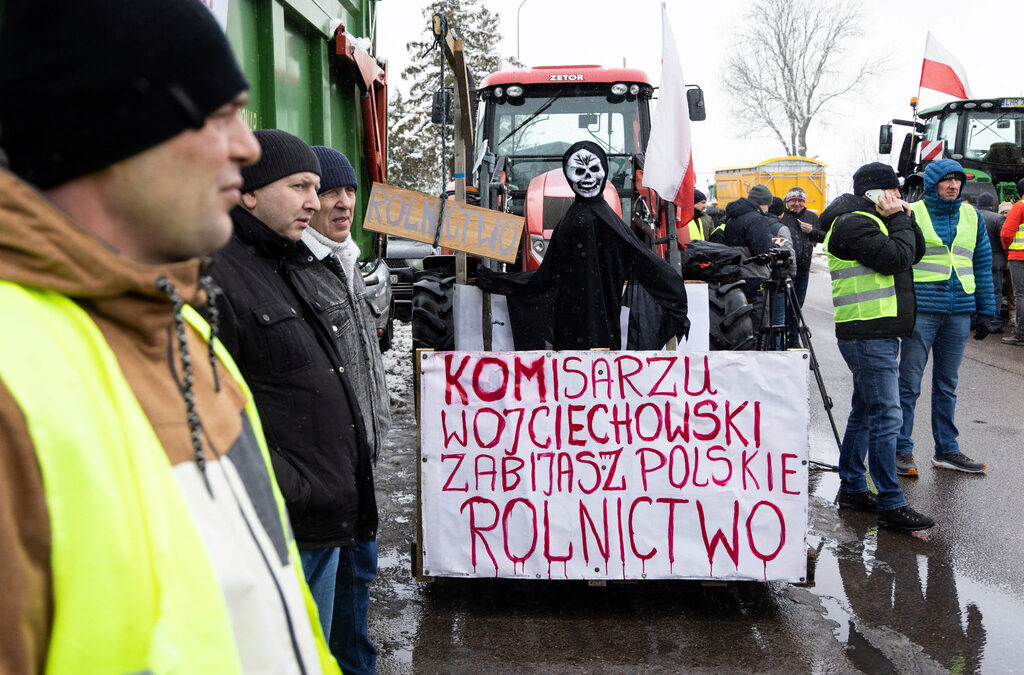 "Комисарю Войчеховски, ти убиваш полското земеделие", пише на този плакат на протестиращи полски фермери