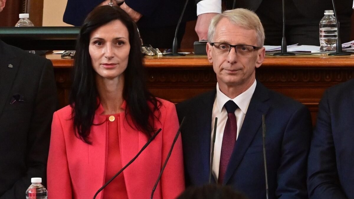 Цената за разтурянето на управлението ще плати коалицията на промяната, като тя ще е много по-висока от цената за влизането в "сглобката". Цената за разтурянето на управлението ще плати коалицията на промяната, като тя ще е много по-висока от цената за влизането в "сглобката".