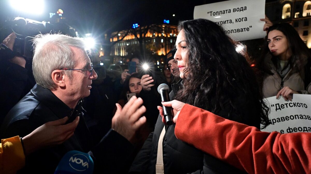 Въпросното "качество" се регулира от множество документи, но крайният резултат е незадоволителен. <br /><br /><em>На снимката: Майката на Даная – Ани Стоянова, на протест пред здравното министерство през ноември 2023 г. и здравният министър Христо Хинков.</em> Въпросното "качество" се регулира от множество документи, но крайният резултат е незадоволителен. <br /><br /><em>На снимката: Майката на Даная – Ани Стоянова, на протест пред здравното министерство през ноември 2023 г. и здравният министър Христо Хинков.</em>