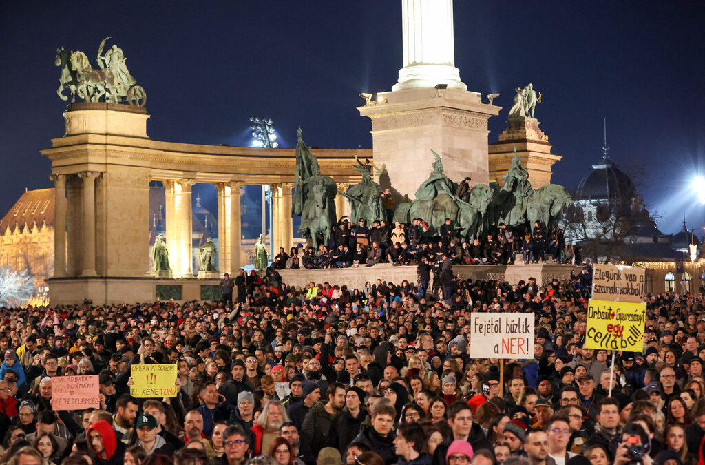 "Площадът на героите" в Будапеща не е виждал толкова хора от митингите през 1989 г., когато падаше комунистическият режим