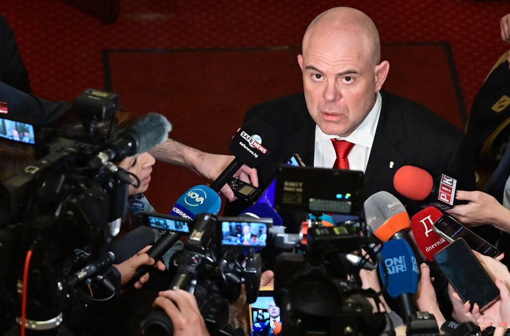 Заседание на правната комисия към 49 народно събрание, парламент Иван Гешев Заседание на правната комисия към 49 народно събрание, парламент Иван Гешев