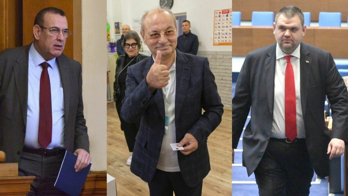 Почетният председател на ДПС Ахмед Доган, заобиколен от двамата бъдещи съпредседатели Джевдет Чакъров и Делян Пеевски