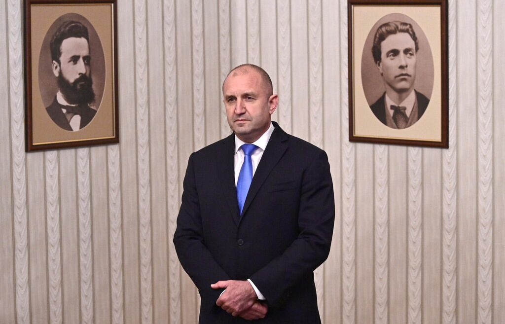 Президентът Румен Радев връчи първия мандат за съставяне на правителство на ГЕРБ Президентът Румен Радев връчи първия мандат за съставяне на правителство на ГЕРБ