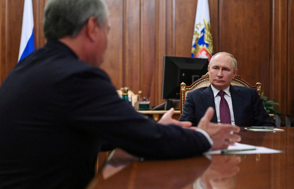 Руският президент Владимир Путин разговаря с председателя на Държавната дума Вячеслав Володин в Москва