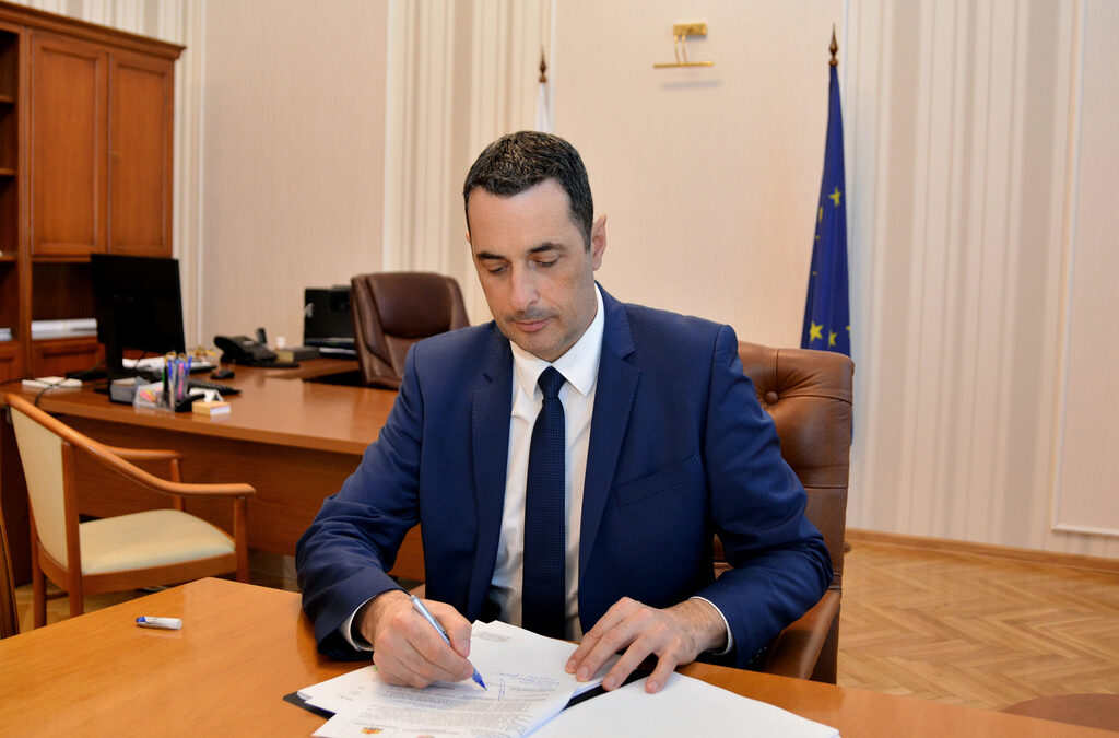 Министърът на транспорта подписа договор за покупката на локомотиви за 10.5 млн. лв.