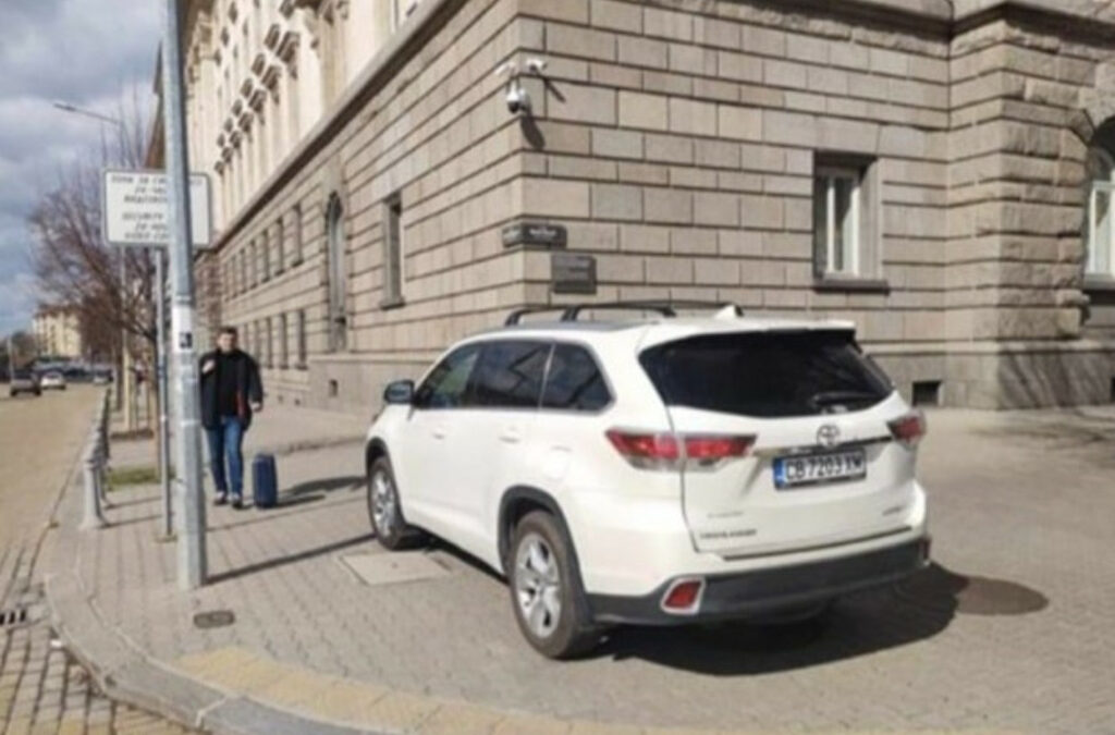 Автомобилът на депутата Румен Гечев от БСП пречи на пешеходци