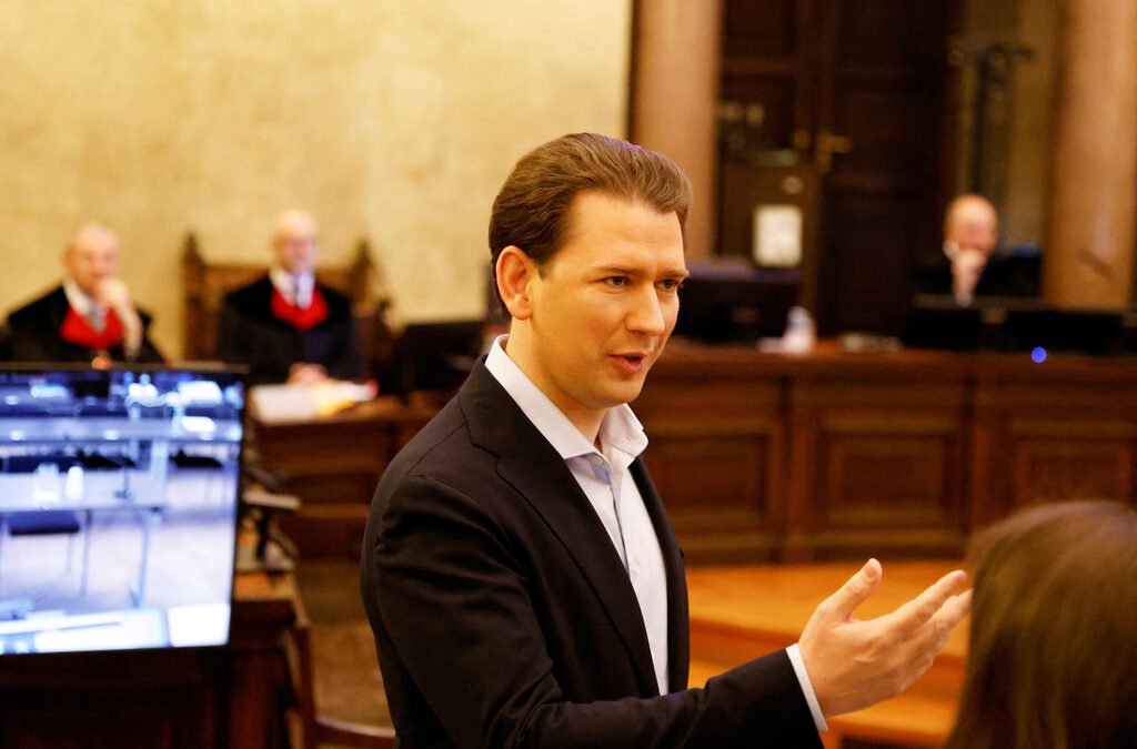 Бившият консервативен канцлер на Австрия Себастиан Курц в съдебната зала преди процеса срещу него за лъжесвидетелстване. 23 февруари 2024 г.