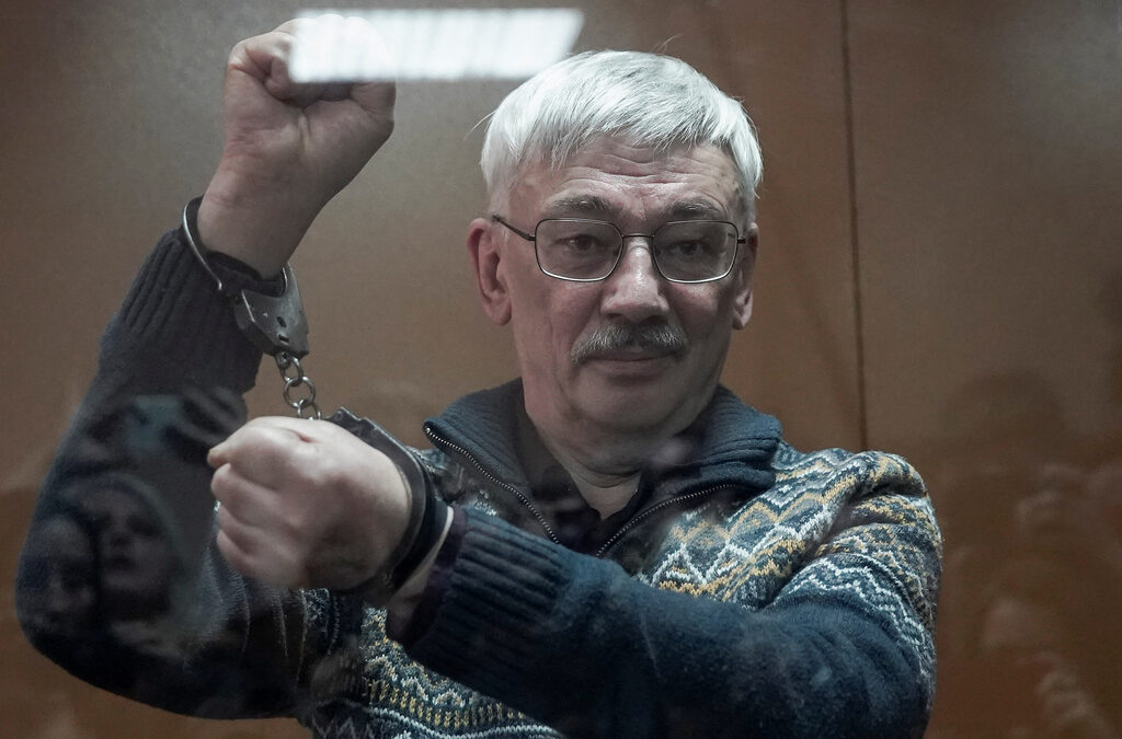 В момента на произнасяне на присъдата Олег Орлов намигна на съпругата си Татяна и ѝ каза "Таня, ти ми обеща." Изглежда, че искаше от нея да не плаче, отбелязва АФП.