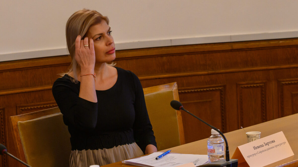 В дома си Петьо Петров имал "частно деловодство" и редактирал прокурорски постановления, разказа Зартова пред "Свободна Европа". В дома си Петьо Петров имал "частно деловодство" и редактирал прокурорски постановления, разказа Зартова пред "Свободна Европа".