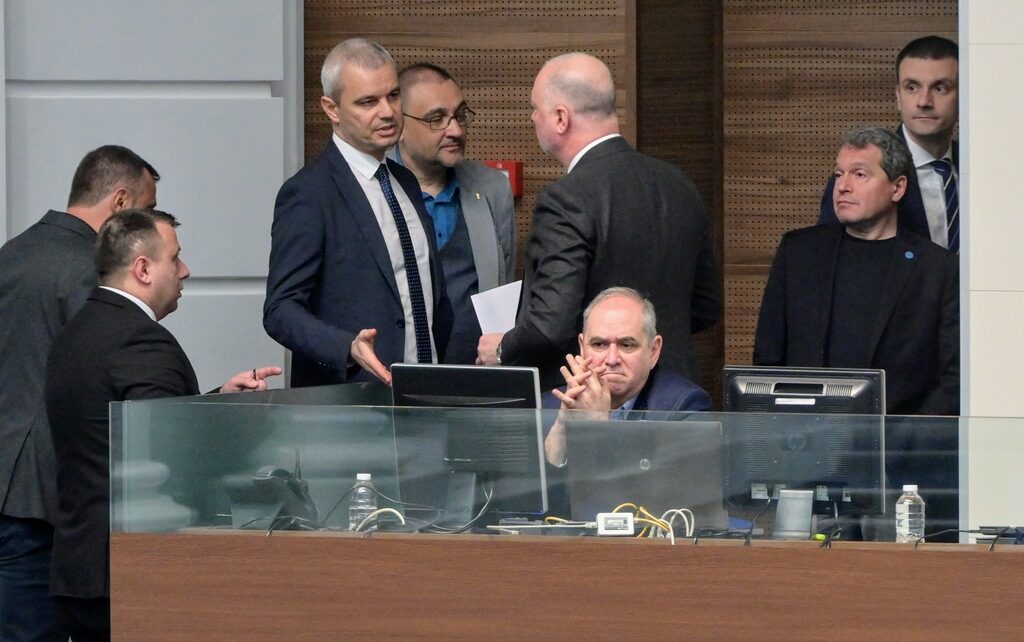 Прокарването на решението за изключване на депутати на "Възраждане" от две парламентарни комисии предизвика спор в парламента. На снимката председателят на парламентарната група Костадин Костадинов разговаря с председателя на Народното събрание Росен Желязков