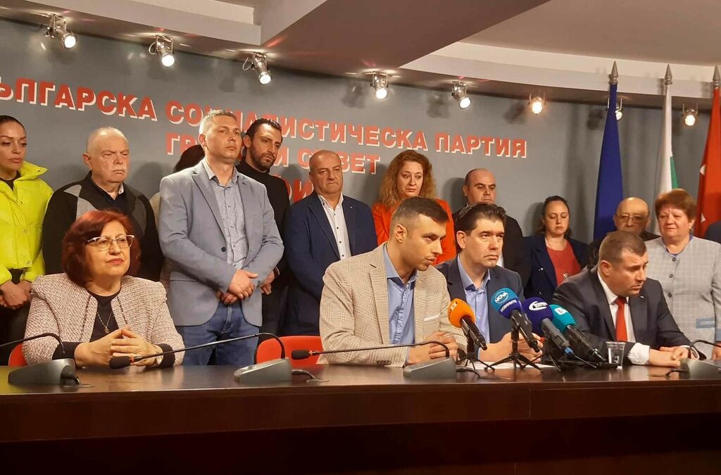 Градският съвет на БСП-София застана зад лидера си Иван Таков. Градският съвет на БСП-София застана зад лидера си Иван Таков.