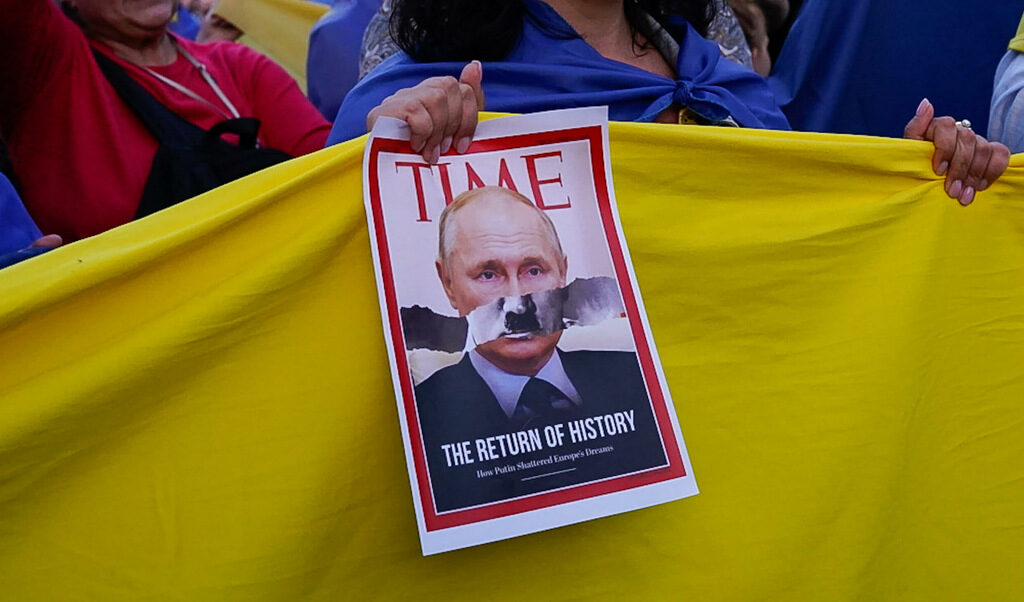 Това политическо тяло ще се срине в себе си, ще имплозира, поради липса на обществена плът. Дотогава обаче трябва да бъде обект на класически политики по възпиране и сдържане по модифицирани схеми от Студената война. Това политическо тяло ще се срине в себе си, ще имплозира, поради липса на обществена плът. Дотогава обаче трябва да бъде обект на класически политики по възпиране и сдържане по модифицирани схеми от Студената война.