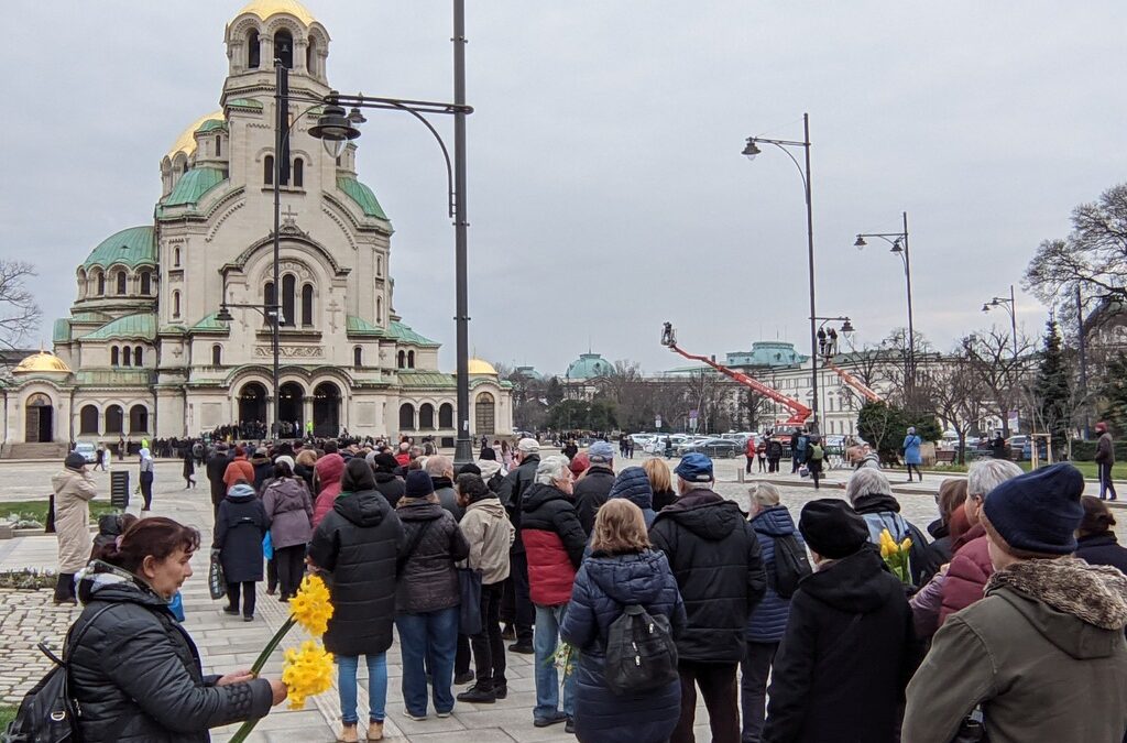 Дълга опашка има пред катедралния храм