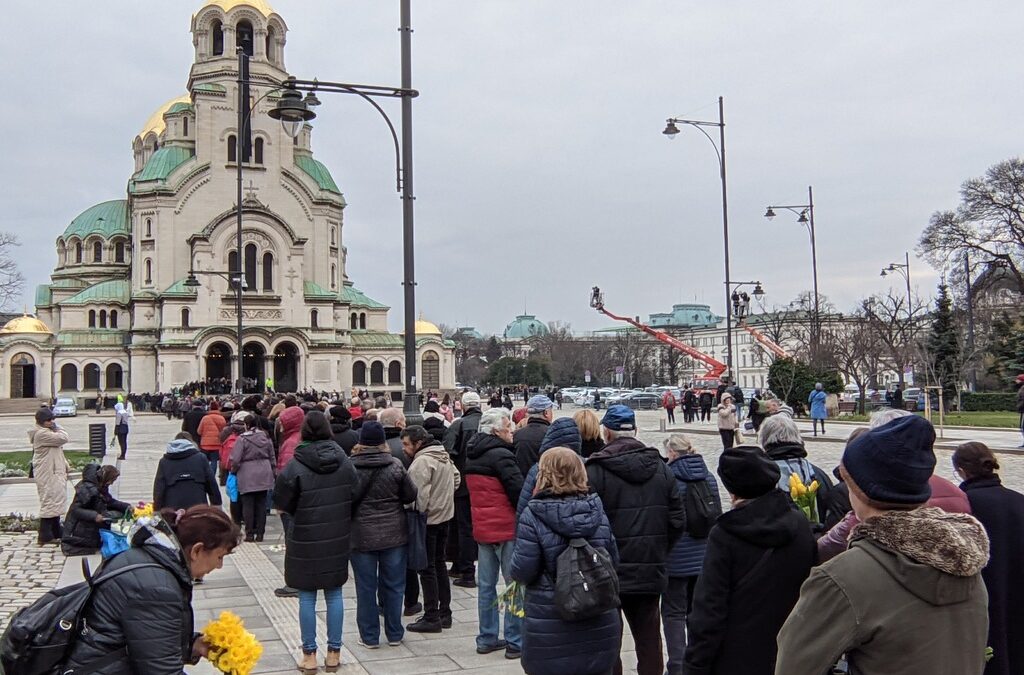 Опашката пред храма показва каква криза на авторитети сме си самопричинили Опашката пред храма показва каква криза на авторитети сме си самопричинили