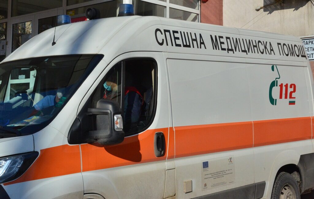 Първият в страната временен изнесен специализиран кабинет за имунизации срещу COVID-19, ваксина, коронавирус, пандемия, линейка