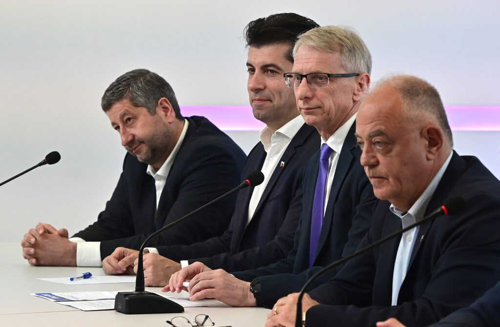 "Продължаваме промяната - Демократична България" поиска от ГЕРБ план за излизане от кризата "Продължаваме промяната - Демократична България" поиска от ГЕРБ план за излизане от кризата