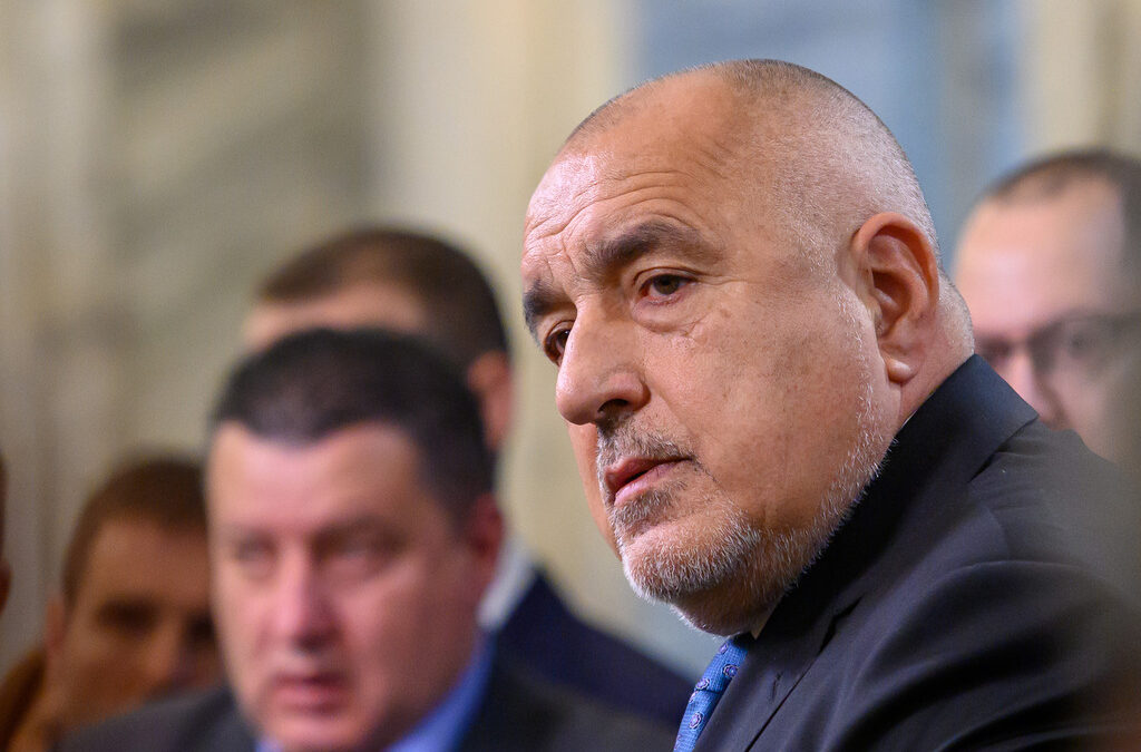 "Комуникацията между ръководствата и преговорните екипи на двете коалиции е обидна за институцията, в която работите, и за хората, които представлявате, нещо повече, тя е опасна за българската парламентарна република и крехката ни демокрация", пишат от "Правосъдие за всеки" на депутатите. "Комуникацията между ръководствата и преговорните екипи на двете коалиции е обидна за институцията, в която работите, и за хората, които представлявате, нещо повече, тя е опасна за българската парламентарна република и крехката ни демокрация", пишат от "Правосъдие за всеки" на депутатите.