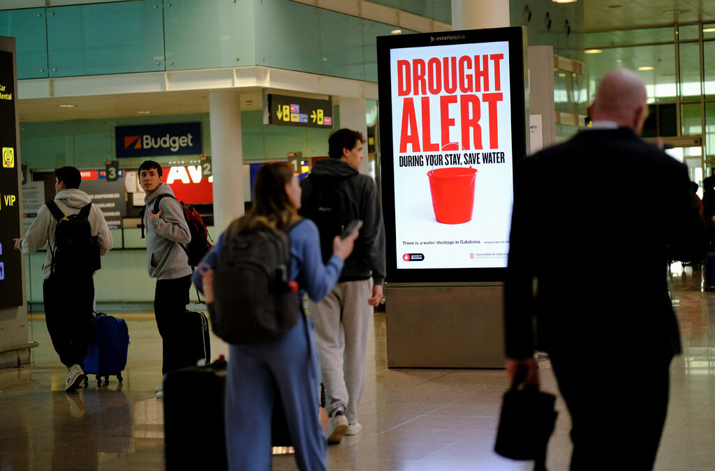 Надписи "Пестете водата" посрещат туристите в Барселона Надписи "Пестете водата" посрещат туристите в Барселона