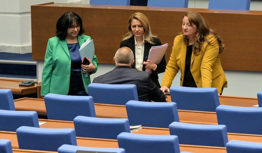 Председателят на ГЕРБ Бойко Борисов в Народното събрание с Теменужка Петкова, Рая Назарян, Деница Сачева от преговорния екип за правителство с "Продължаваме промяната - Демократична България"