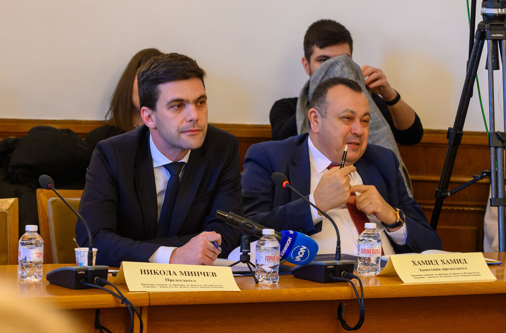 Председателят на временната комисия за проучване на кръговете около Мартин Божанов - Нотариса Никола Минчев ("Продължаваме промяната Демократична България") и заместник-председателят от ДПС Хамид Хамид.