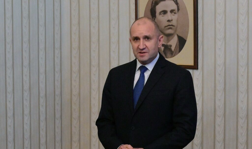 Радев започна разговорите за служебен кабинет на фона на нови условия и оферти от партньорите във властта (обобщение) Радев започна разговорите за служебен кабинет на фона на нови условия и оферти от партньорите във властта (обобщение)