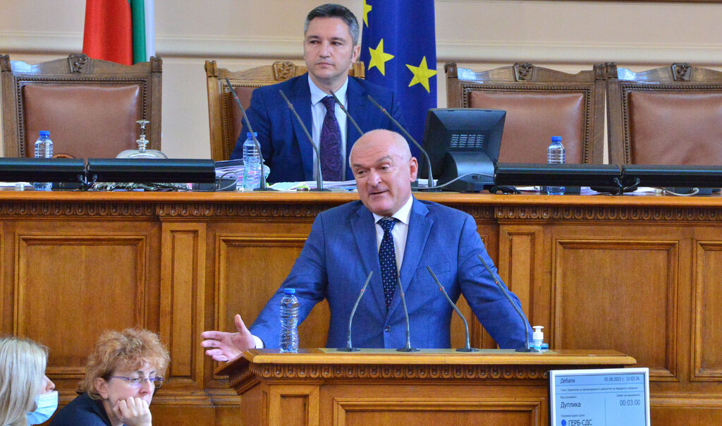 Парламентът ще заседава извънредно, за да уреди проблема с несъвместимостта на служебния премиер Парламентът ще заседава извънредно, за да уреди проблема с несъвместимостта на служебния премиер