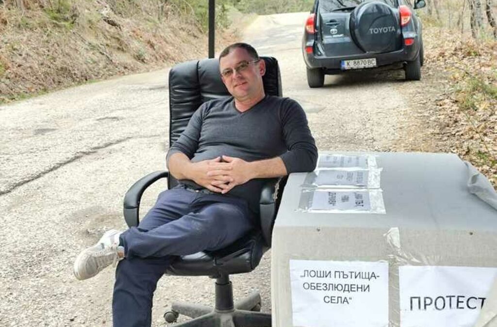 Кмет на село в Кърджалийско изнесе кабинета си на открито като протест срещу разбит път Кмет на село в Кърджалийско изнесе кабинета си на открито като протест срещу разбит път