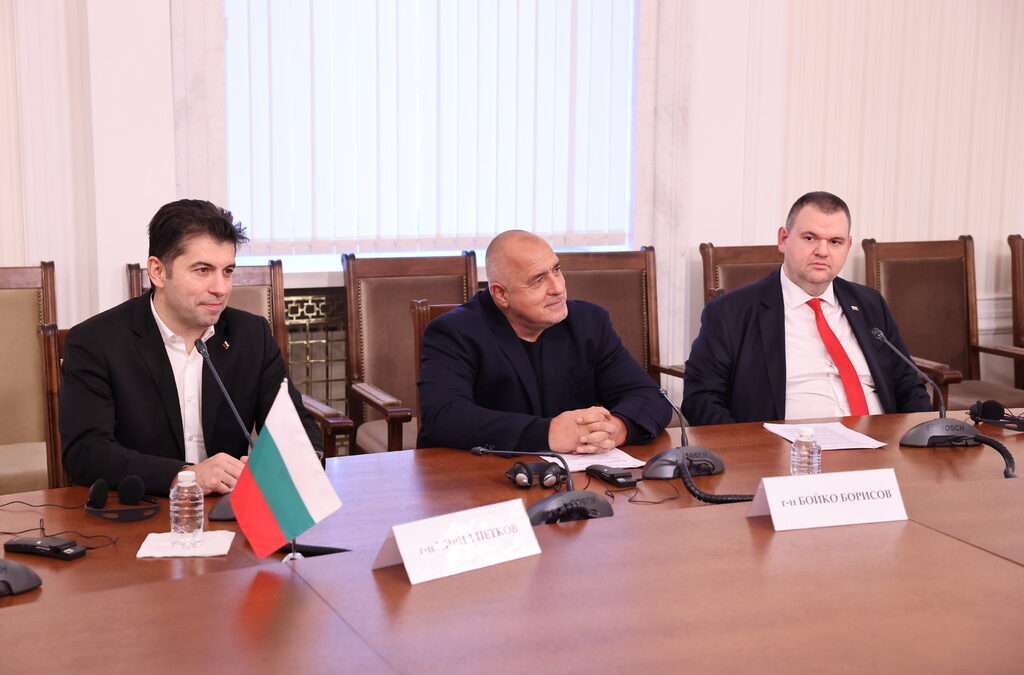Лидерите на ГЕРБ, ПП-ДБ и ДПС Бойко Борисов, Кирил Петков и Делян Пеевски Снимка: Пресцентър Народно събрание