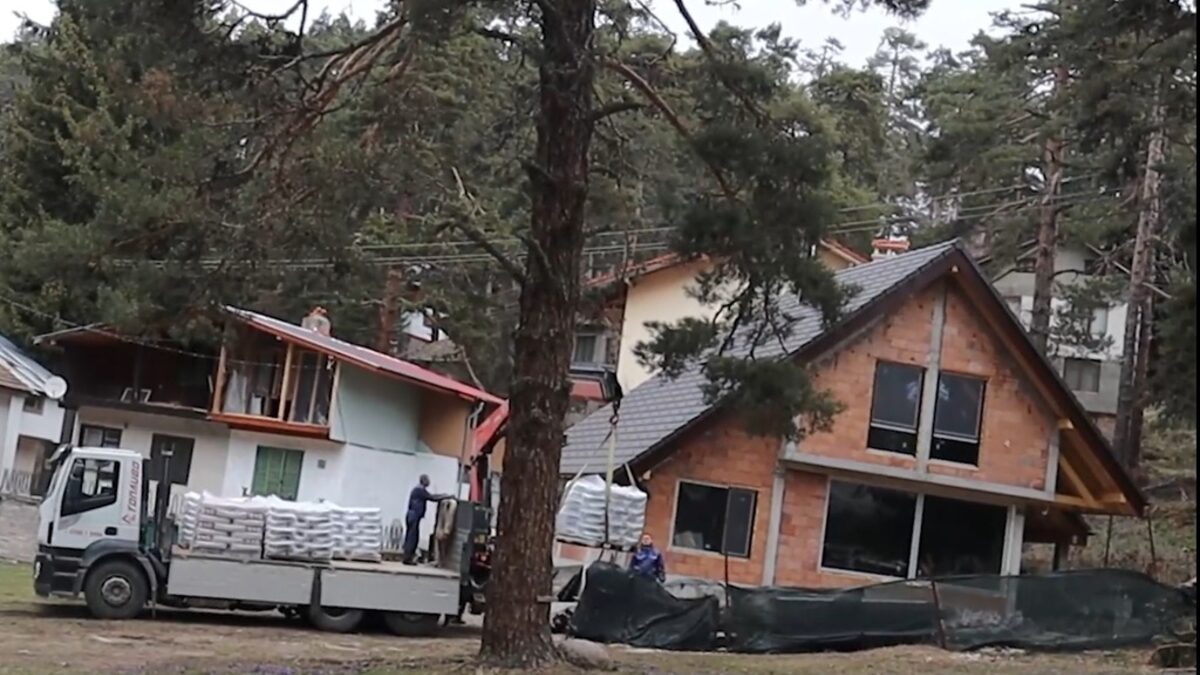 Антикорупционният фонд: майката на Делян Добрев е построила къща без разрешително