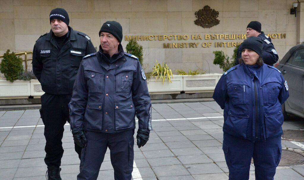 Протест на депутати и симпатизанти на партия ГЕРБ срещу ареста на Бойко Борисов. МВР, полиция, полицаи, сграда МВР